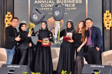Ms Glow Beri Penghargaan...