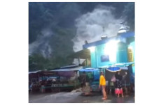 Hujan Deras, Air Terjun...