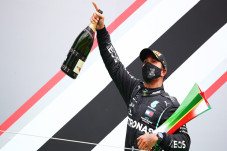 Demi Pertahankan Hamilton,...