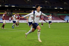 Son Heung-min Bantu...