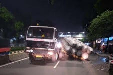 Truk Kontainer Angkut...