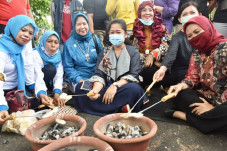 Feby Deru Manggang Kemplang...