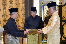 Berkonflik dengan Raja...