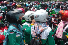 Demonstran Mulai Bergerak,...