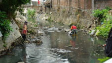 Sampah Masih Menumpuk,...