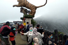 Wisatawan ke Tangkuban...