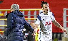 Mourinho Rayakan Gol...