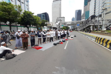 Tak Bisa Mendekat ke...