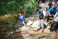 Tinjau Lokasi Banjir...