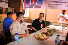 Makan Kerak Goreng hingga...