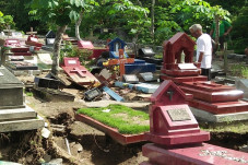 Waduh, Belasan Makam...