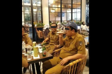 Foto Pria Berseragam...