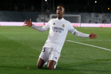 Rodrygo, Selamatkan...
