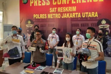 Penjambret Ponsel Wanita...