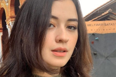 Pose dengan Perut Hamil...