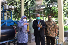 Kembangkan Sampah Jadi...