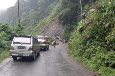 Derasnya Curah Hujan,...