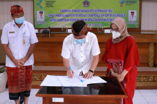 Bupati Suwirta Menandatangani...