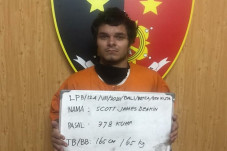 Apes Nih Bule, Uang...