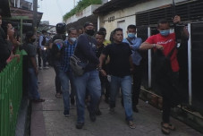 Warga Serang Polisi...