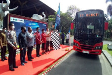 Luncurkan Bus Listrik,...