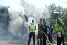Bus Pariwisata Terbakar...