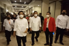 Masuk Ruangan Debat,...