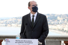PM Prancis Berjanji...