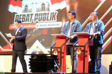 Singgung Petahana di...