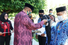 Di Depan Peserta Prajabatan,...