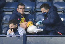 Kaki Dibungkus Es, Gareth...