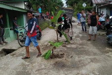 Jalan di Merangin Rusak,...