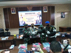Anggota TNI Dikeroyok...