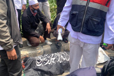 Di Tengah Kerumunan...