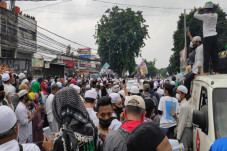 Turun di Stasiun Tanah...