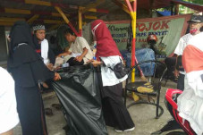 Massa Sambut Habib Rizieq,...