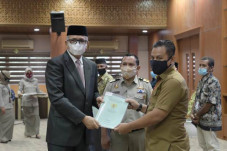 Gubernur Serahkan Sertifikat...