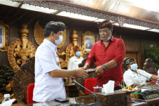 DPRD Klungkung Sambut...