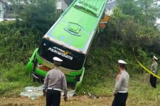 Bus Pariwisata Masuk...
