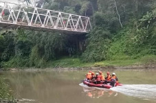Nekat Lompat dari Jembatan...