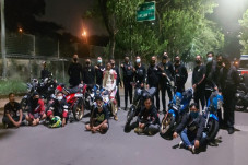 Bukan Diam di Rumah,...