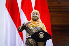 Khofifah Ajak Masyarakat...