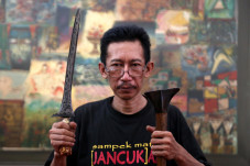 Di Balik Kesaktian Keris,...