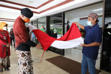 Menjahit Merah Putih,...