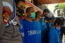 Gerombolan Pencuri Ini...