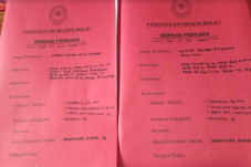 Pemberi Minuman Keras...