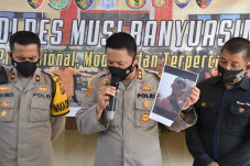 Baku Tembak dengan Polisi,...