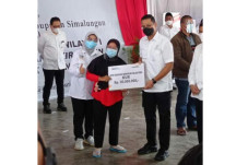 Bank Mandiri Salurkan...