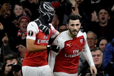 Oezil di Pihak Aubameyang...