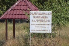 Geledah Rumah Adam Djuje,...